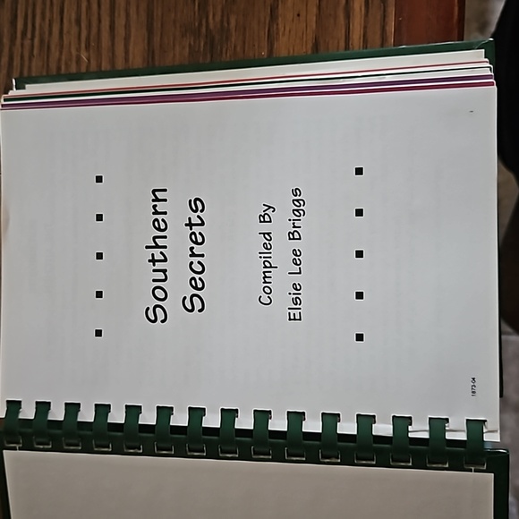 SOUTHERN SECRETS Recipes Cookbook compiled by Elsie Lee Briggs-2004-EC - Picture 2 of 5